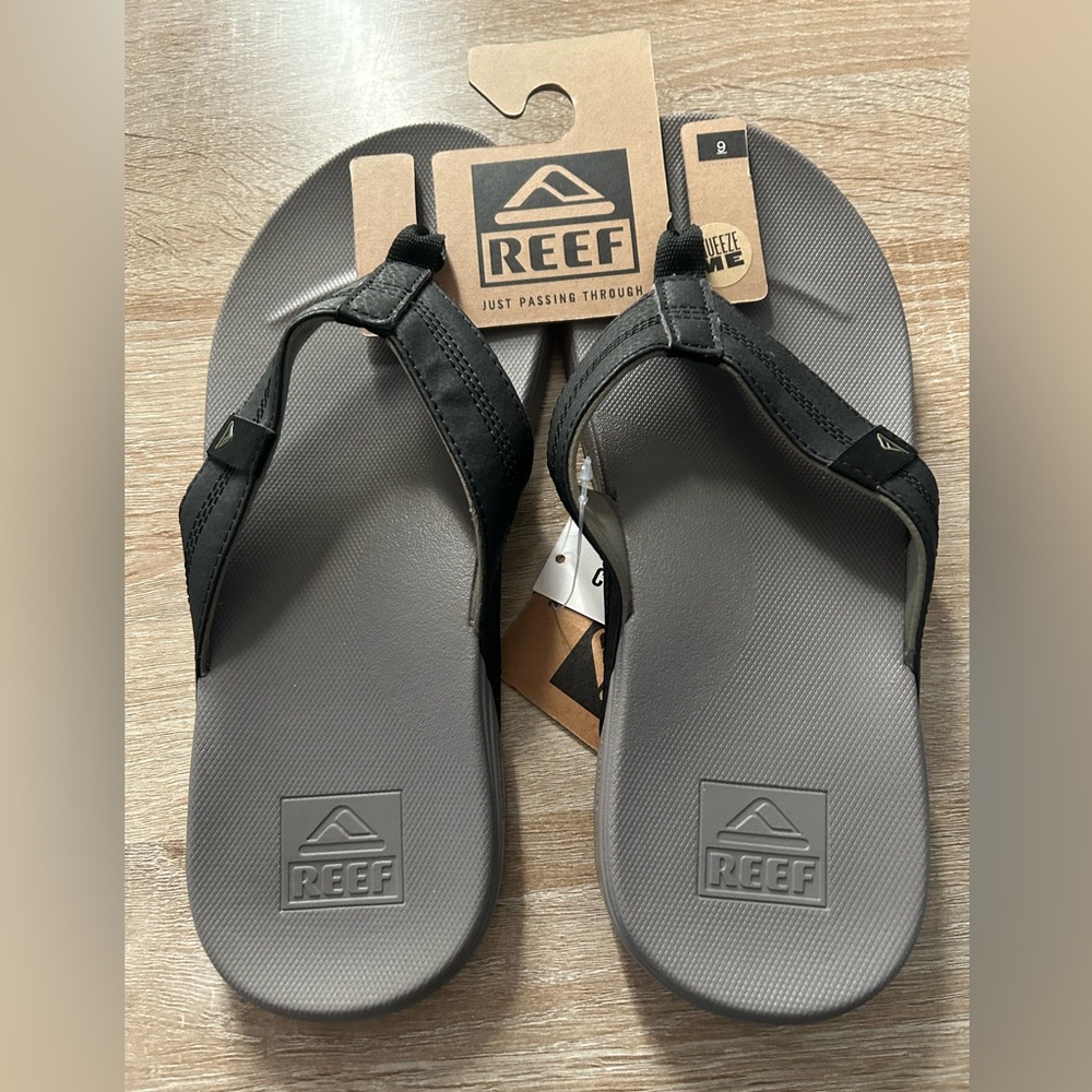 Reef sandals men’s size 9 NWT